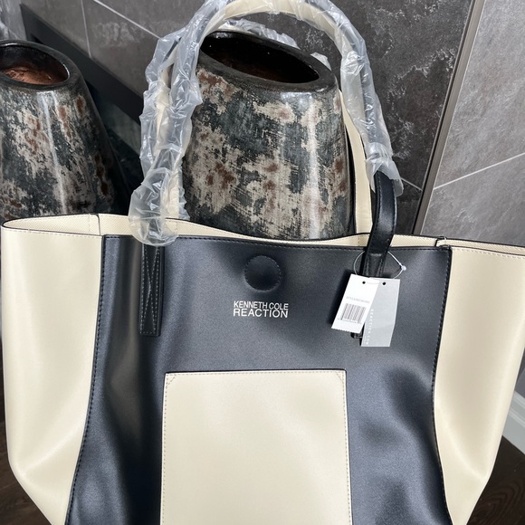 Brand new with tags large 12 x 19“ Kenneth Cole, black cream, tote bag, faux - Picture 3 of 12